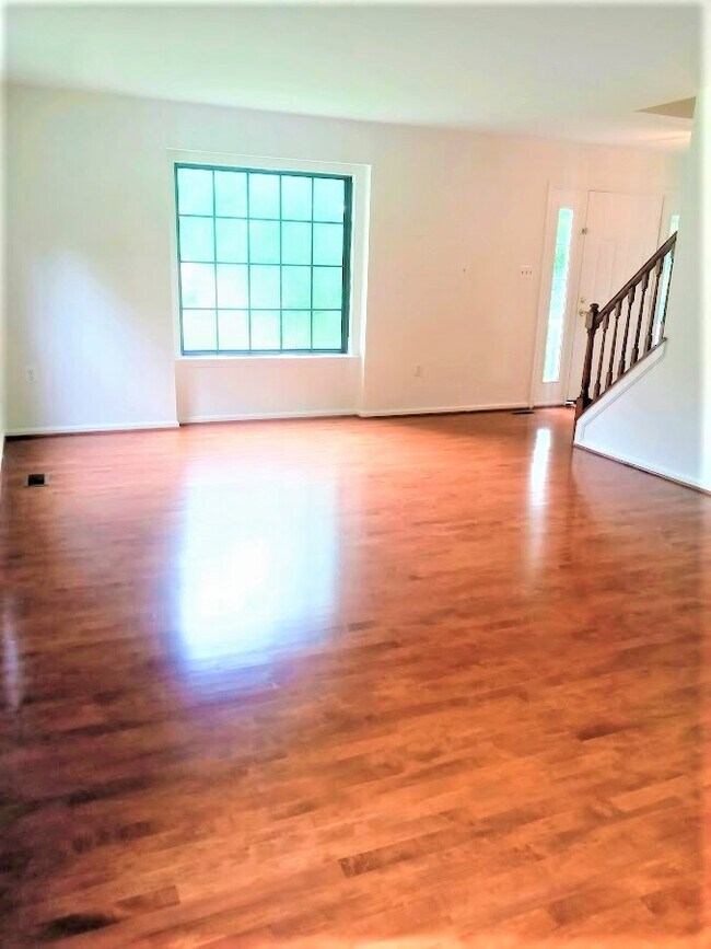 Building Photo - 7670 Southern Oak Dr