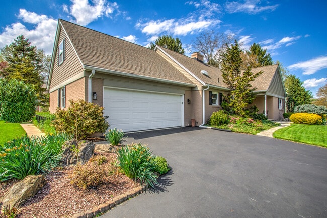 Building Photo - 1827 Larchmont Ln