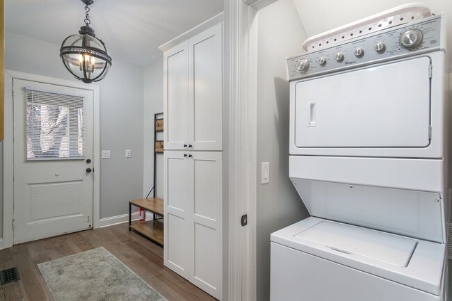 Building Photo - Montford Furnished Rental