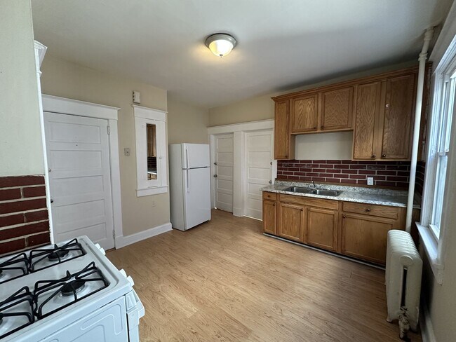 Building Photo - 66 Louis St