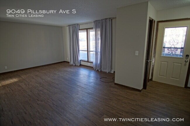 Building Photo - 3 Bedrooms Top Level w/ Full Bath - 2 Car ...