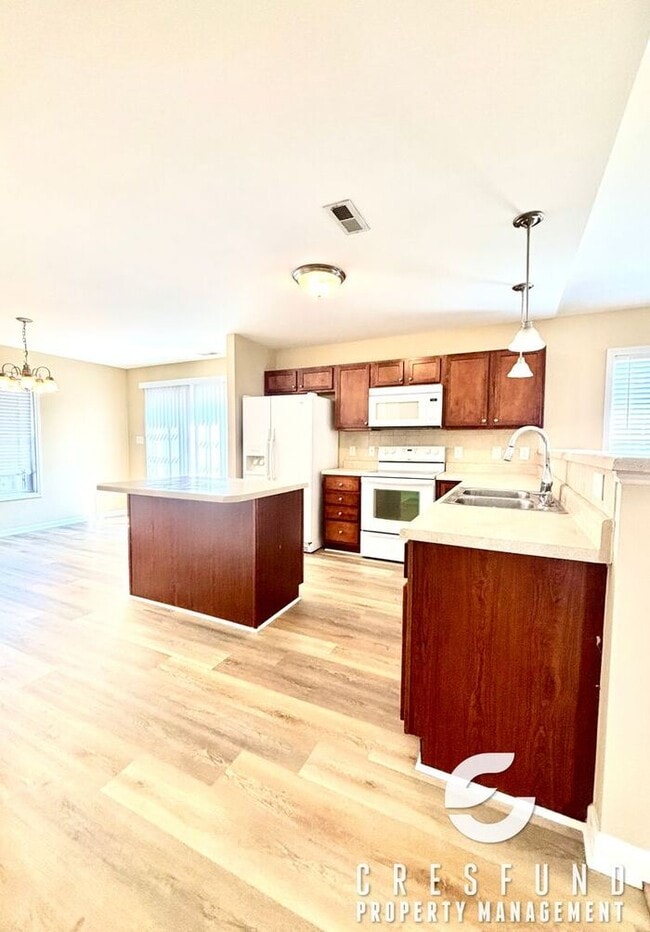 Building Photo - NEW PAINT AND LVP FLOORING! BEAUTIFUL 3 BE...