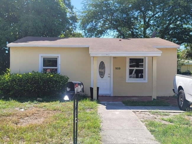 Primary Photo - 909 NW 16th Terrace