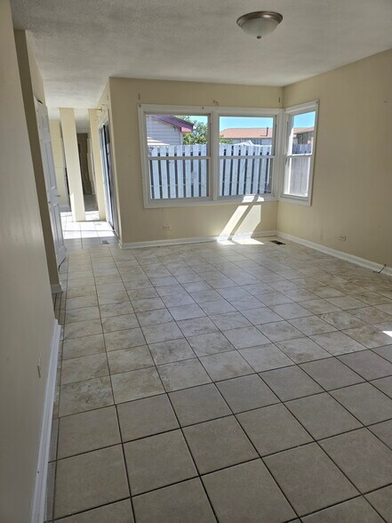 Building Photo - 1751 Queensbury Cir