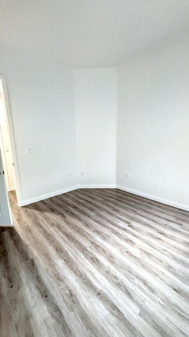 Building Photo - Lovely 2-Bedroom Condo with Convenient Acc...
