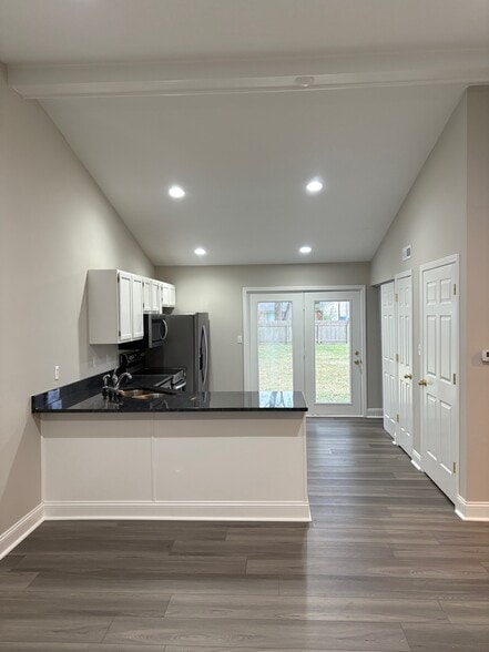 Building Photo - 10790 Ruckle St