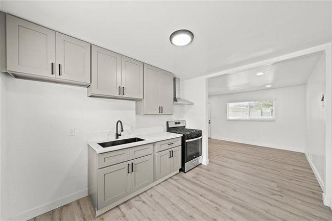 Building Photo - 870 S Philadelphia St