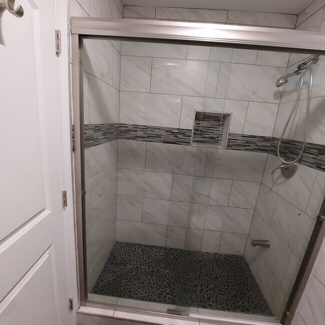 Building Photo - Charming 2bedroom, 2bath home, Like New near Land Park Area and City College.