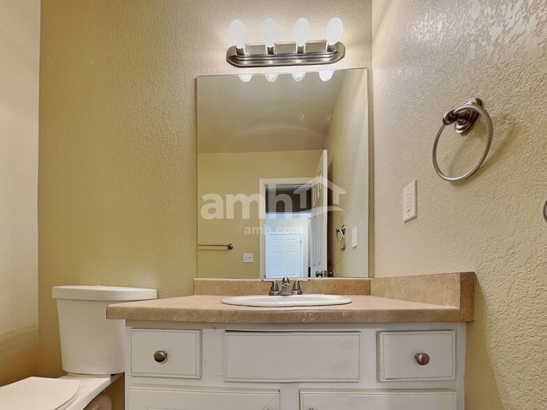 Building Photo - 1135 Legend Oak Dr