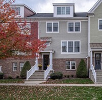 Building Photo - Lovely townhome with 4 Bedrooms & 3 1/2 Baths