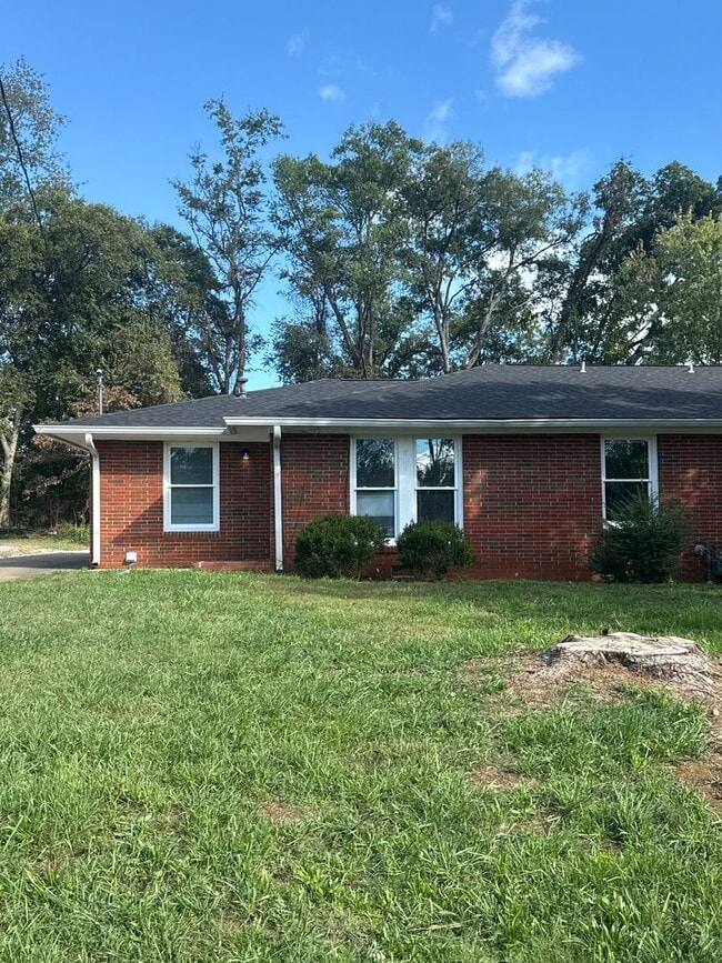 Building Photo - Two Bedroom One Bath