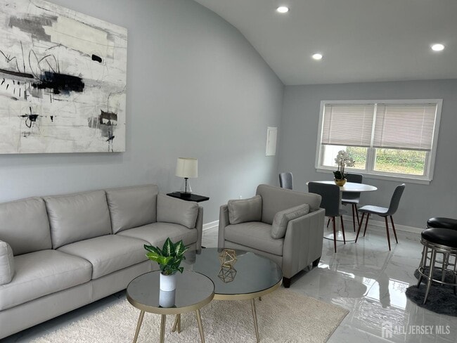 Building Photo - 106 Boulevard W