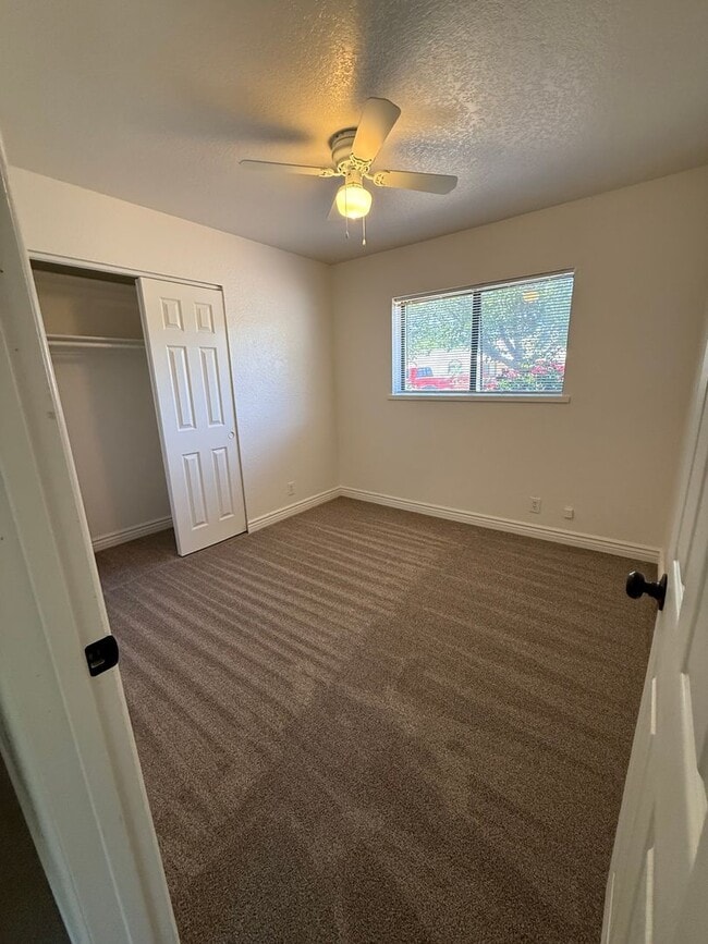 Building Photo - 4 bedroom 2 bath-contact Property Pros for more information
