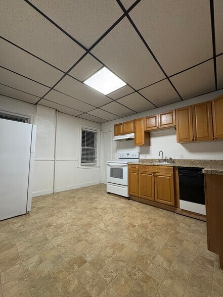 Building Photo - 2030 Hanover Ave