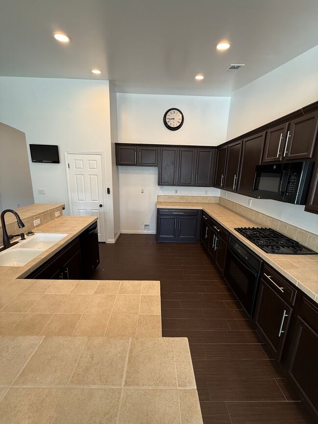 Building Photo - Spacious 4 bed 2 Bath in Desirable NW Bakersfield