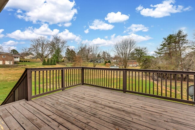 Building Photo - This charming rental in a convenient Clarksville location!