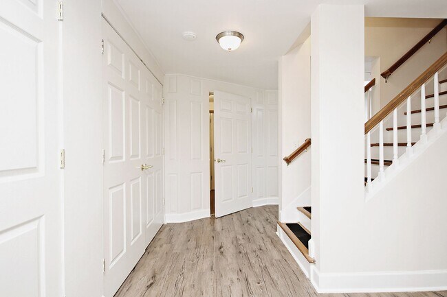 Building Photo - Student-Friendly Home in Desirable Univers...