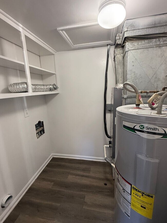 Building Photo - Two bedroom, 1.5 bath in Graham--McAden Place