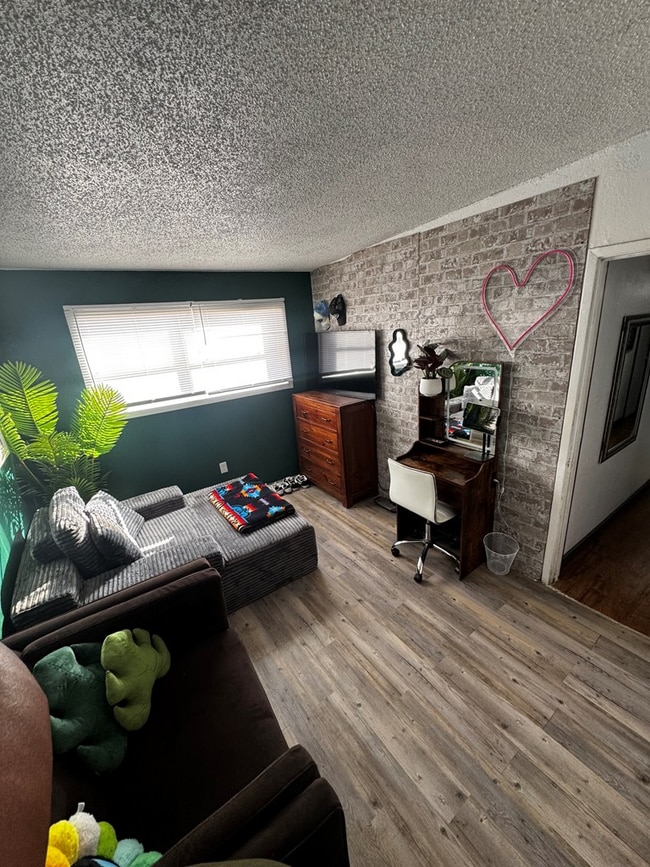 Building Photo - 908 NE Bronstad Dr