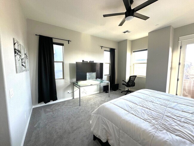 Building Photo - 4 bed 2.5 bath townhouse in The Crossings