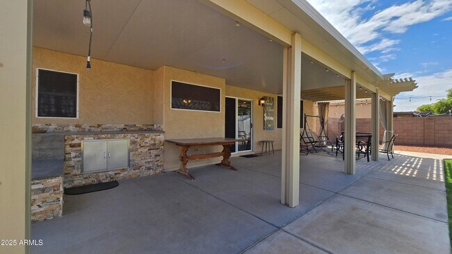 Building Photo - 12414 W Cameron Dr