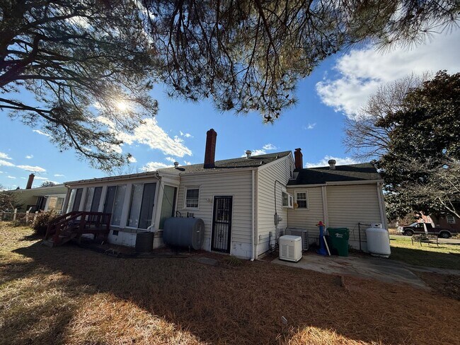 Building Photo - Large 3bed 1.5 bath ranch with 2 car garage $1895