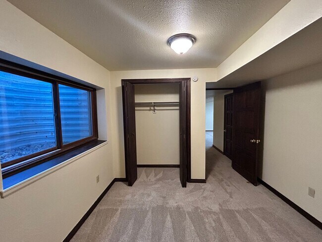 Building Photo - Gorgeous 4 Bedroom Townhome Steps from Boulder Country Club