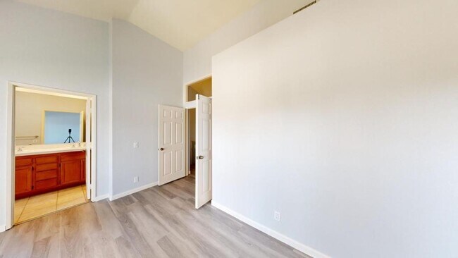 Building Photo - 7254 Shoreline Dr