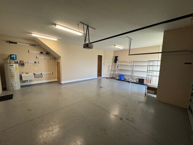 Building Photo - Two Story 5 bedroom, 4.5 bath