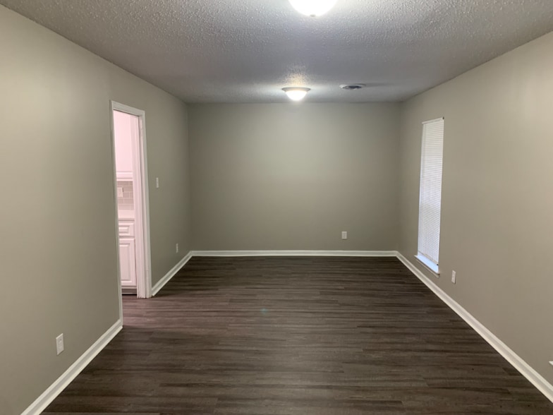 Building Photo - 651 Sarver Ave