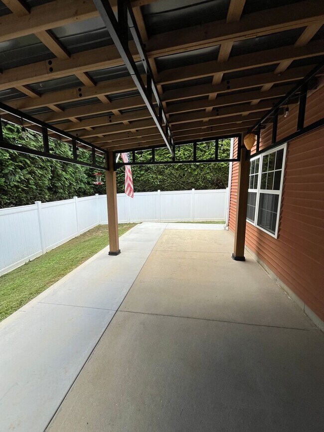 Building Photo - Stunning 3 Bed 3 Bath Home