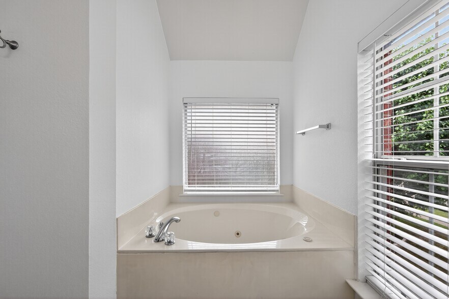 Building Photo - 2125 Elm Falls Pl