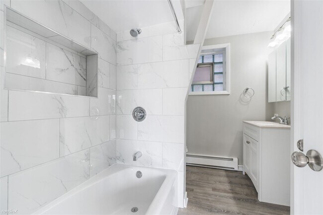 Building Photo - 3 br, 1 bath Triplex - 5358 South Narragan...