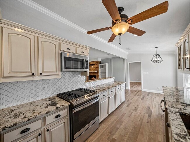 Building Photo - 4636 Versailles Ln