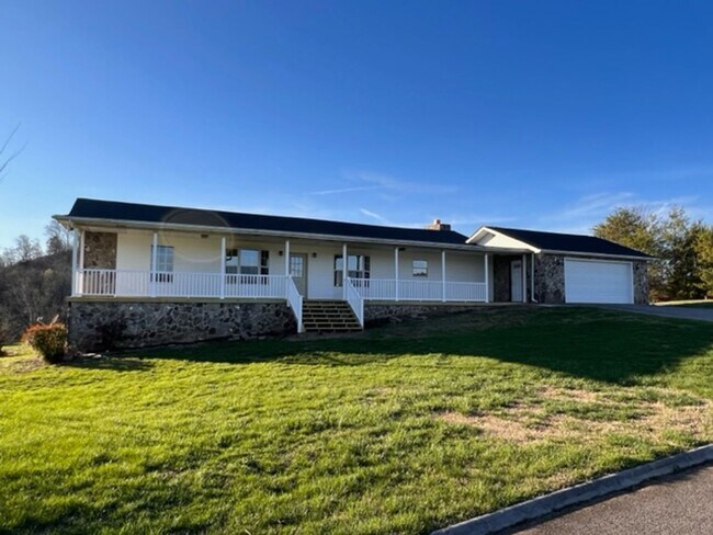 Primary Photo - 4.5 Acres Right on the River!!!