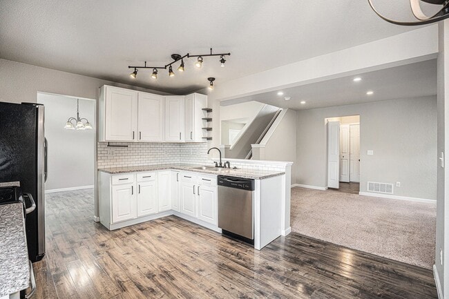 Building Photo - Spacious 4-Bedroom Home with Gourmet Kitch...