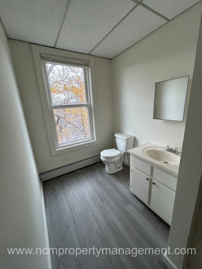 Building Photo - 28 Garnet St