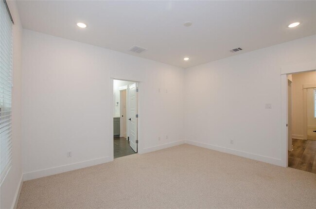 Building Photo - 2054 Johanna Dr