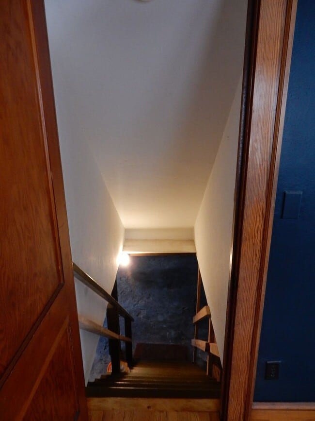 Building Photo - 3 BR home with fantastic location in the h...