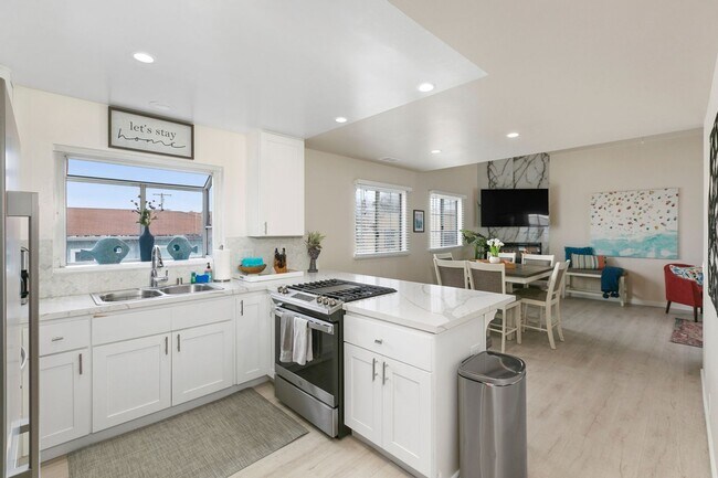 Building Photo - Spacious 3 BD/3 BA Furnished Home Near Mission Beach 9-Month Lease