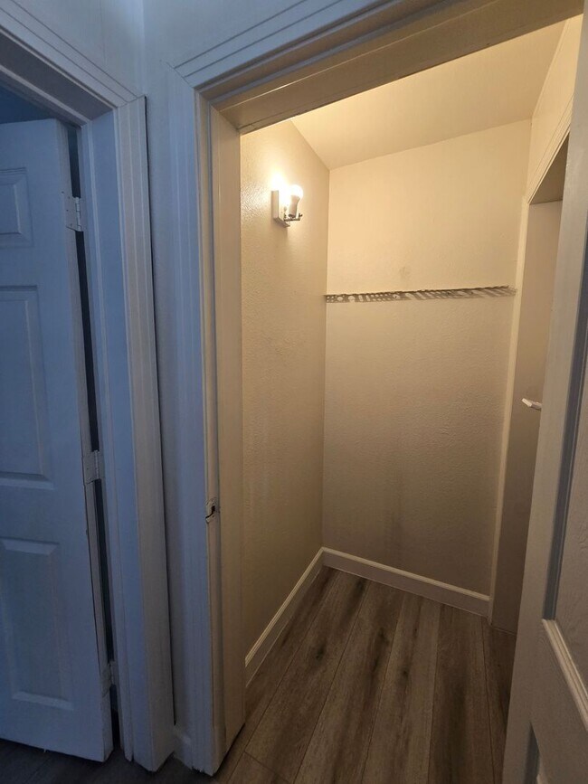 Building Photo - 1 BEDROOM/1 BATH FOR RENT