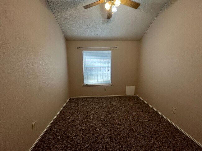 Building Photo - Large 4 Bedroom Home in Skipcha Mountain!