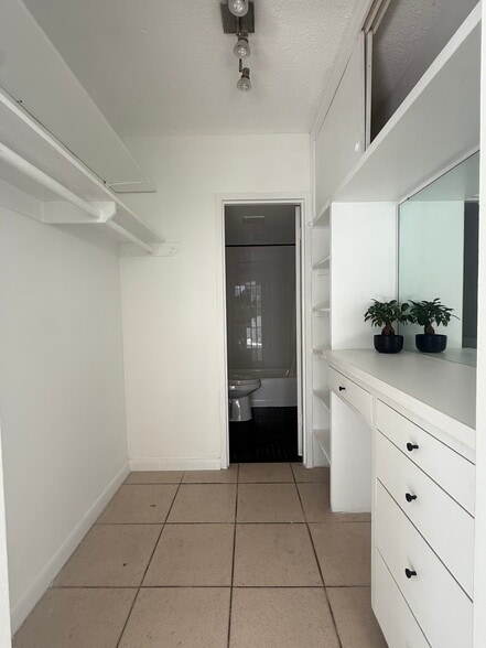 Walk-in Closet - 7545 E Treasure Dr