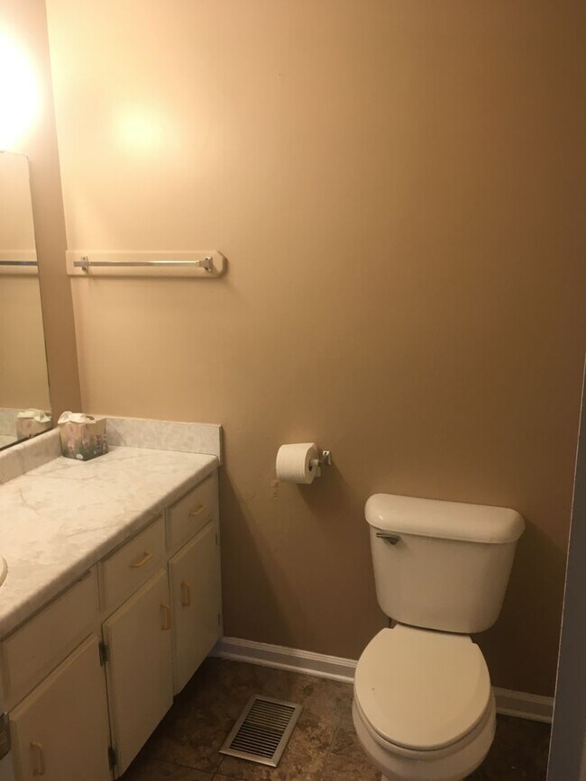 Building Photo - 2 BR 1.5 bath townhouse