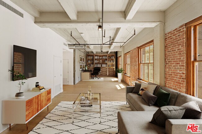 Building Photo - 808 S Broadway