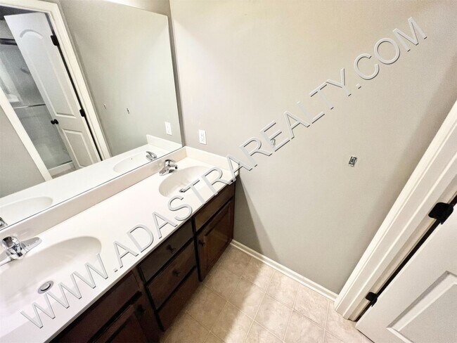 Building Photo - Beautiful Olathe Townhome-Available NOW!!!