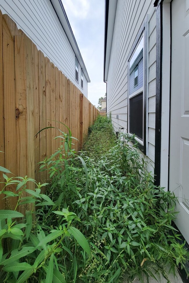 Building Photo - This newly constructed 3-bedroom, 2-bathro...