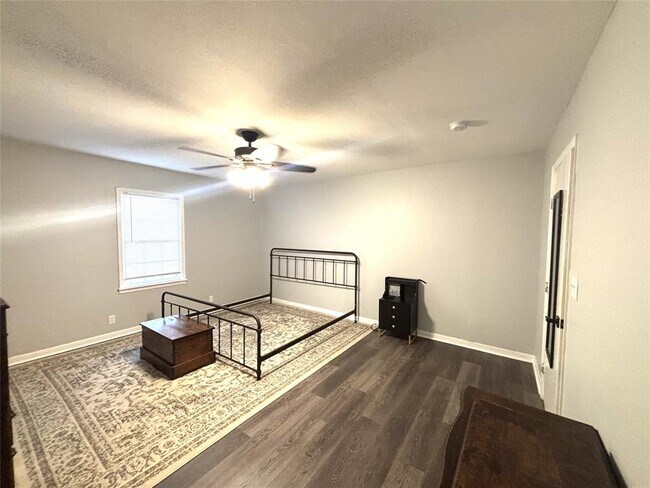 Building Photo - 521 S Oak Ave