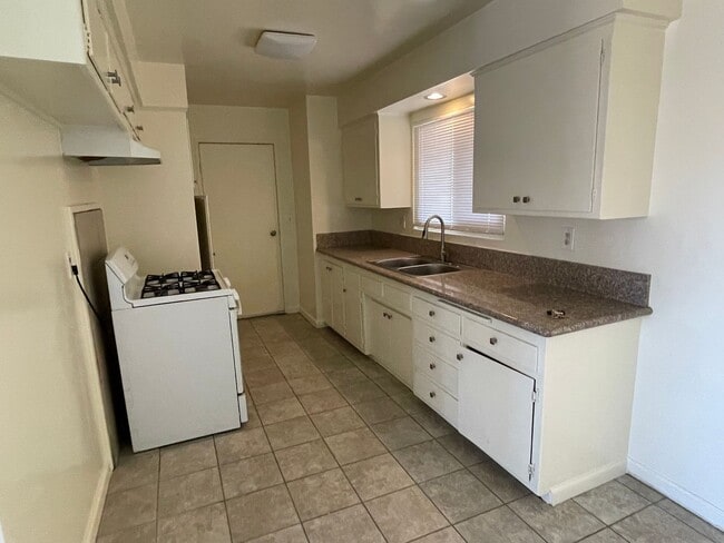 Building Photo - Apple Valley Home 4 Bedrooms, 2 Bathrooms,...