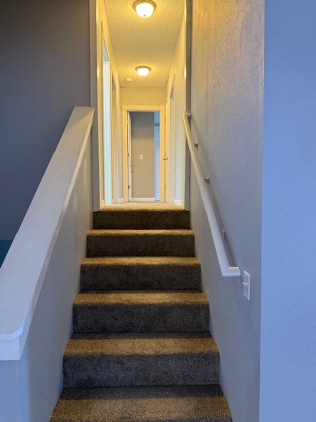 Building Photo - 3 Bedroom, 1.5 Bath in Eagle River.